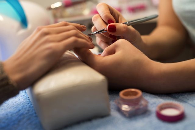 07-possible-wary-Things-You-Should-Know-Before-Getting-a-Gel-Manicure-515523974-skynesher