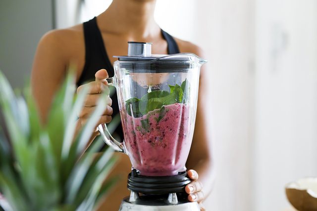 blender making smoothie