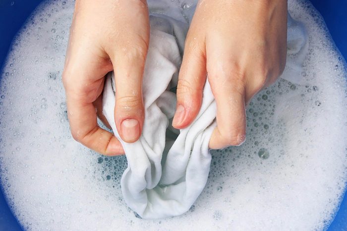 Washing-clothes 594343190_White-bear-studio