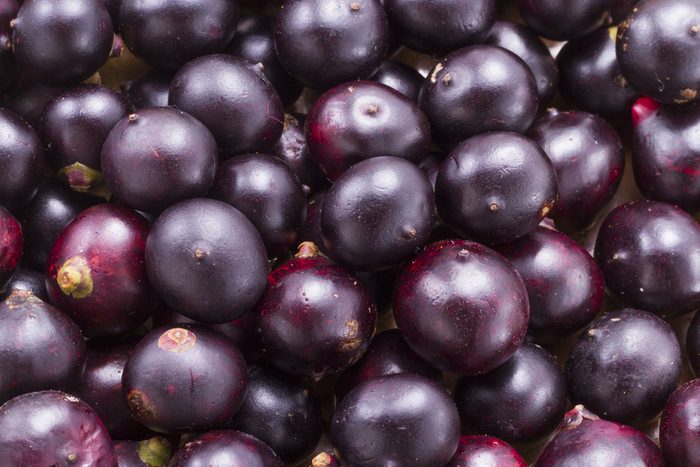 Fruits and acai powder originating from the Amazon (Euterpe oleracea)